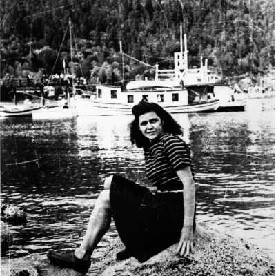 Steele, Eileen (nee Cottrell) Government wharf in Background