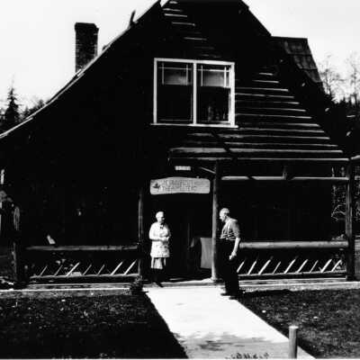 Homestead, Harris Avenue, Mr and Mrs Gillis in front