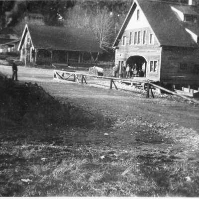 Moore house on Gallant with people