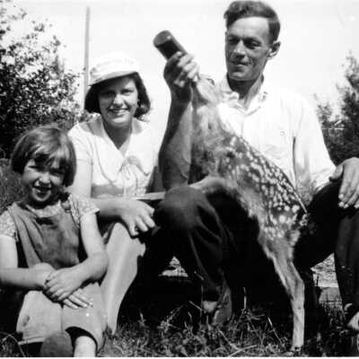 Kit Penny and family feeding fawn 1928.tif