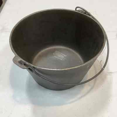 #7 Flat Bottom Pot, marked 7 Made in USA F.B.K.