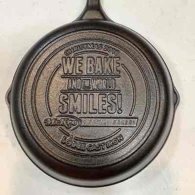 McKee “We bake and the world smiles!” Christmas 2018 #5 skillet
