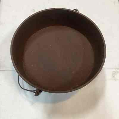 Unknown Manufacturer 12 inch gatemarked camp oven bottom only