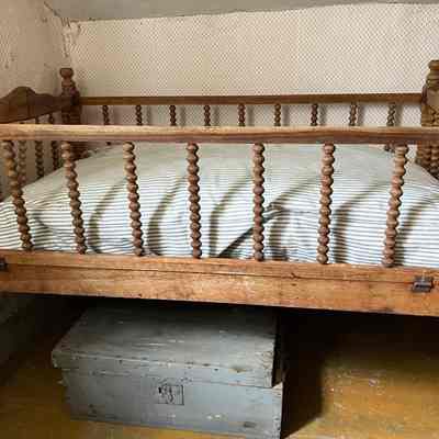 Spool Crib & mattress