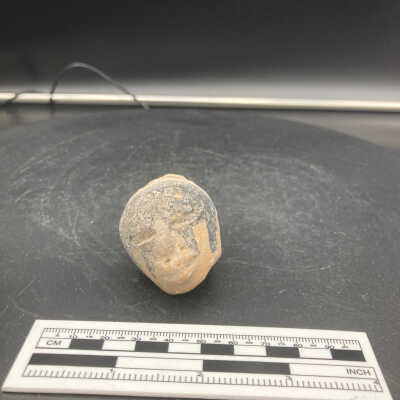 Votive figurine head with paint