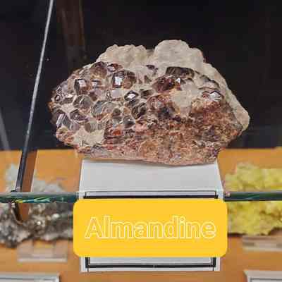 Garnet var. Almandine