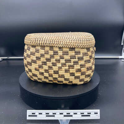 Basket with lid