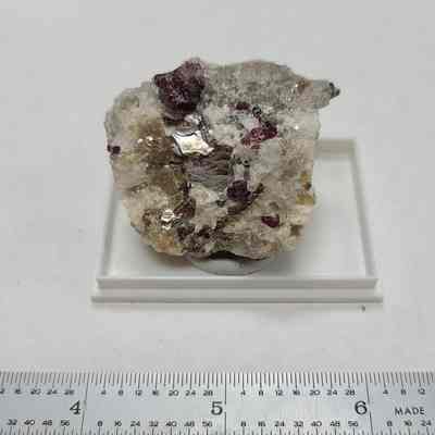 Garnet var. on Mica & Calcite