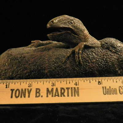 Dinosaur (carving)