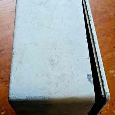 Side view showing width of box.