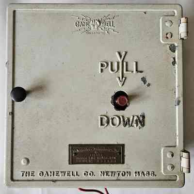 Front of box, front panel closed.