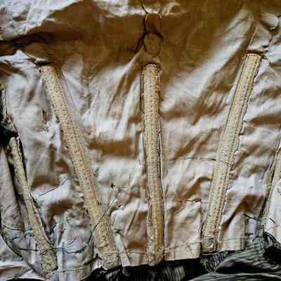 Boning in the built-in corset