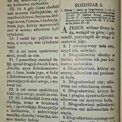 Matthew 5:1-10: The image displays a page from a religious text printed in Polish, divided into two sections with verses and chapters. On the left, it talks about Jesus beginning his ministry and calling his first disciples by the Sea of Galilee. On the right, Chapter 5 begins with the Beatitudes, where Jesus addresses the crowd, describing various blessings for those who are humble, mournful, meek, and hungry for righteousness. The text features traditional serif typography and includes numbered verses and chapter indications, consistent with older print styles.