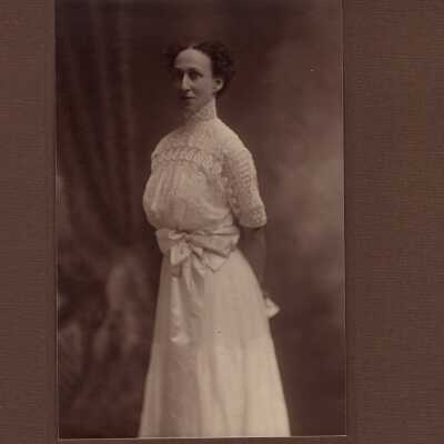 Edwardian Woman Cabinet Card Photograph