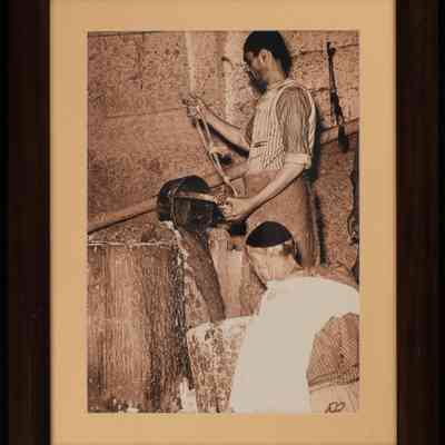 سكب مزيج الصابون Pouring Soap Mixture