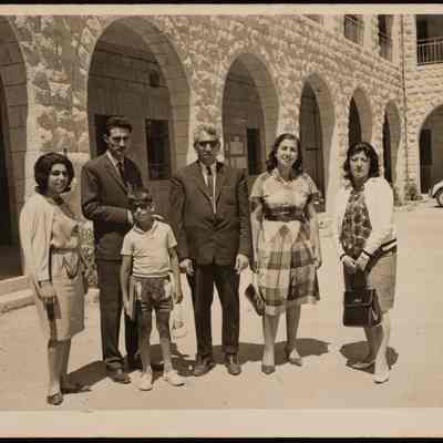 صوة فاطمة المحب وعمر الجلاد وزملاء فاطمة