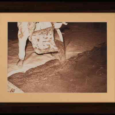 سكب مزيج الصابون على المفرش Pouring Soup Mixture onto Floor