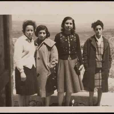 صورة فاطمة المحب مع نساء