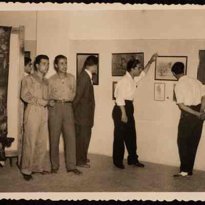 صورة لزوار معرض لفاطمة المحب