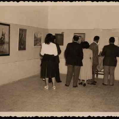 صورة لزوار معرض لفاطمة المحب