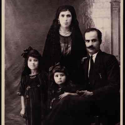 صورة فاطمة وزينب المحب ووالديهما