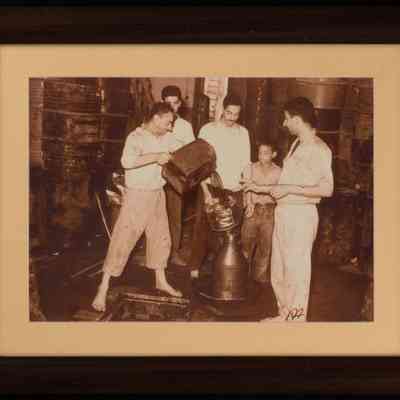 سكب الزيت Pouring Oil