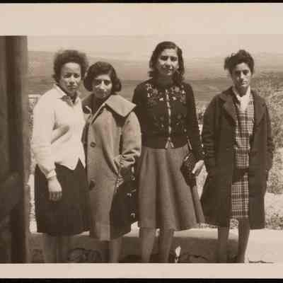 صورة فاطمة المحب مع نساء