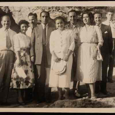 صورة فاطمة المحب مع مجموعة اشخاص