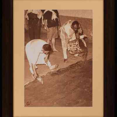 سكب وصقل مزيج الصابون Pouring and Smoothing Soap Mixture