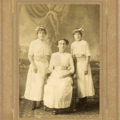 Alida (Jackson) Seaverns with twin nieces