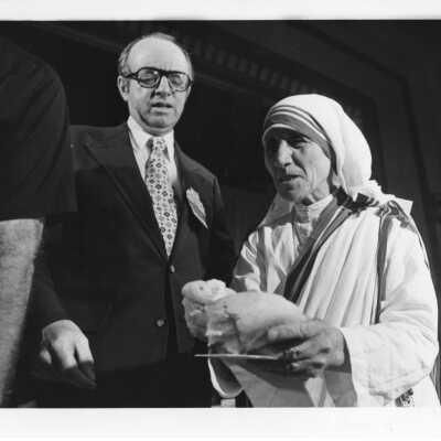 Dr. Thomas Melady and Mother Teresa at bread breaking ceremony during International Eucharistic Congress, symposium on hunger, August 2, 1976, held at Philadelphia Civic Center.