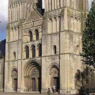 Église abbatiale de la Trinité, anciennement l'Abbaye aux Dames, à Caen, France, 2005. Photograph by T. Taylor: GNU Free Documentation License