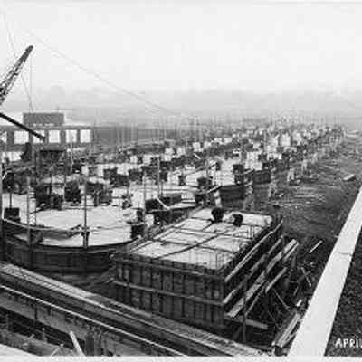 Construction of Ogden Point grain elevator, April 20, 1928. Photograph by Harold Fleming.: From Royal B.C. Museum and Archives (J-08115)