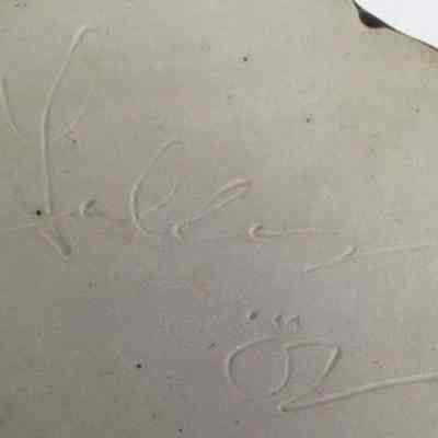 Potter's mark with '82 date bottom of base