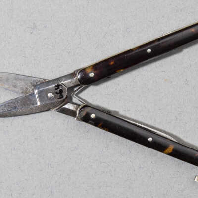 Scissors folding
