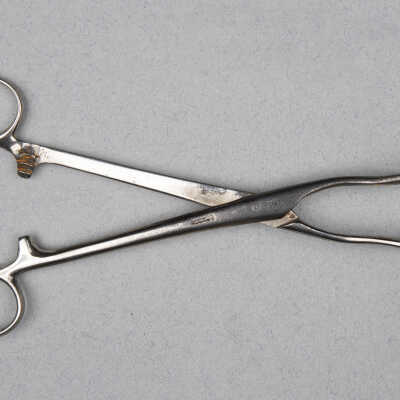 Surgical forceps, tongue