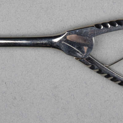 Surgical needleholder