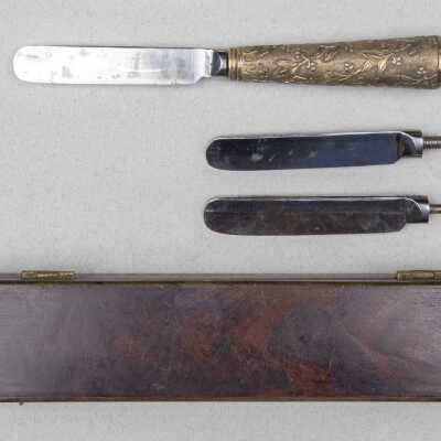 Razors, set of, in case