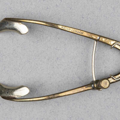 Surgical eye retractor