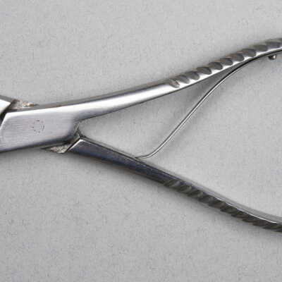 Surgical bone cutter