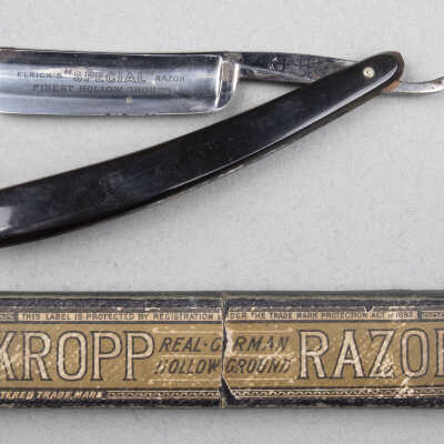Razor, open and case.