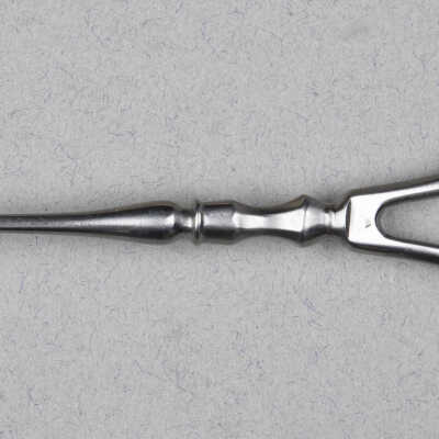 Surgical needle, blunt curved