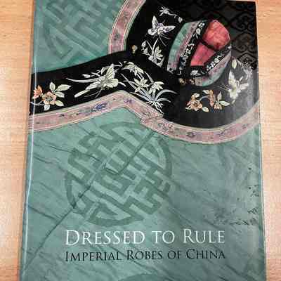 Dressed to rule : imperial robes of China