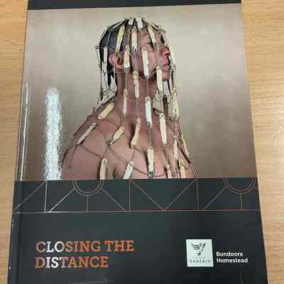 Closing the distance [Exhibition catalogue]