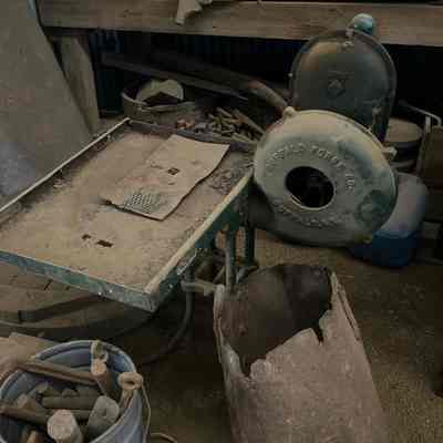 Machine with piston ring and metal tray