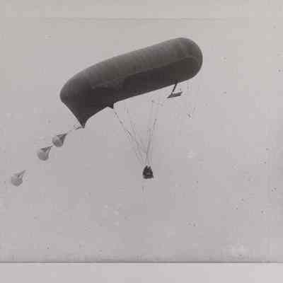 Observation balloon with two or three occupants