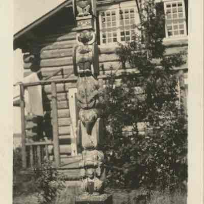 Totem pole at Cedar Lodge