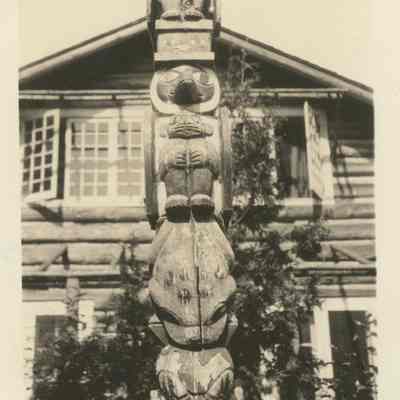 Totem pole at Cedar Lodge