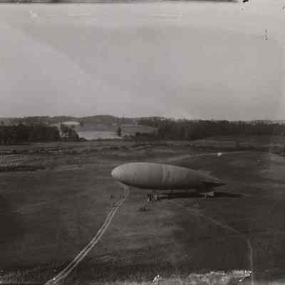 Tethered dirigible
