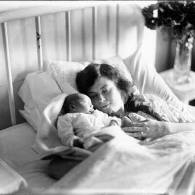 Henrietta B. Seiberling with newborn John F. Seiberling, Jr.